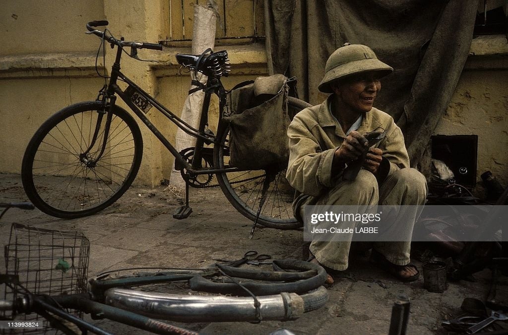 Chùm ảnh cuộc sống sinh động của người dân Hà Nội năm 1994. Theo: Ảnh Hà Nội Xưa